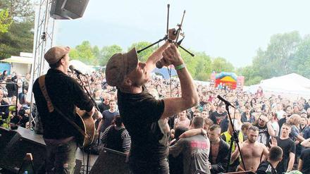 Heimspiel. Die Band Hasenscheisse ist der Lokalmatador bei „Rock in Caputh“, einige Bandmitglieder sind im Ort aufgewachsen. Zum ersten Mal seit Jahren blieb es bei ihrem Auftritt vor den rund 1 700 Festival-Besuchern trocken.