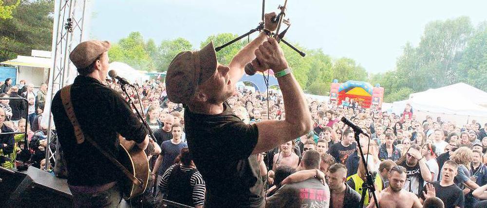 Heimspiel. Die Band Hasenscheisse ist der Lokalmatador bei „Rock in Caputh“, einige Bandmitglieder sind im Ort aufgewachsen. Zum ersten Mal seit Jahren blieb es bei ihrem Auftritt vor den rund 1 700 Festival-Besuchern trocken.