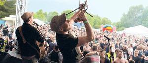 Heimspiel. Die Band Hasenscheisse ist der Lokalmatador bei „Rock in Caputh“, einige Bandmitglieder sind im Ort aufgewachsen. Zum ersten Mal seit Jahren blieb es bei ihrem Auftritt vor den rund 1 700 Festival-Besuchern trocken.
