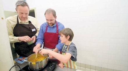 Gut und lecker. Karsten Winke (l.) von „nutri win“ und Sven und Florian Braune (v.l.) würzten gemeinsam Pastasauce beim Kochkurs auf dem Familienkongress.