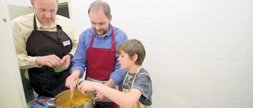 Gut und lecker. Karsten Winke (l.) von „nutri win“ und Sven und Florian Braune (v.l.) würzten gemeinsam Pastasauce beim Kochkurs auf dem Familienkongress.
