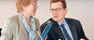 Gute Stimmung. Brandenburgs Verkehrsministerin Kathrin Schneider (SPD) lobte Flughafenchef Karsten Mühlenfeld (r.) im BER-Sonderausschuss des Landtags für die gute Zusammenarbeit.
