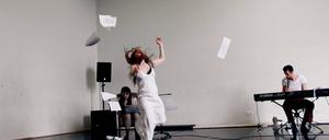 Jenseits der Unschuld. Unter der dräuenden Apokalypsesuppe tanzen „Heinecke, Borissova, Schulze“ in ihrer Performance „Fürchte dich nicht“. Darin dreht sich alles um Klimawandel, Ressourcenknappheit, Überbevölkerung und Pandemien.