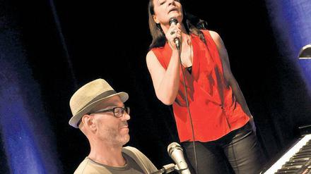 Wie es ihnen gefällt. Lieder von Heine bis Rammstein singen Andrea Thelemann und Reinmar Henschke, Lieder vom Kommen und Gehen, Geschichten von Gestern und Morgen – aber immer mit eigenem Zungenschlag .