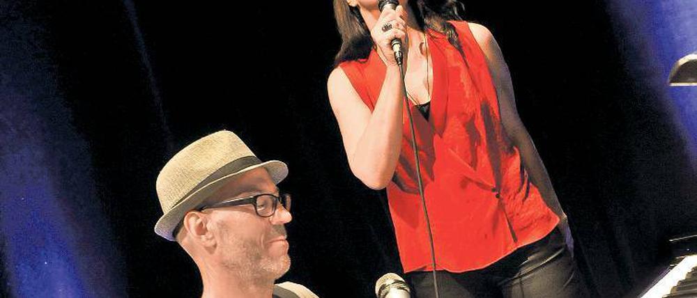 Wie es ihnen gefällt. Lieder von Heine bis Rammstein singen Andrea Thelemann und Reinmar Henschke, Lieder vom Kommen und Gehen, Geschichten von Gestern und Morgen – aber immer mit eigenem Zungenschlag .