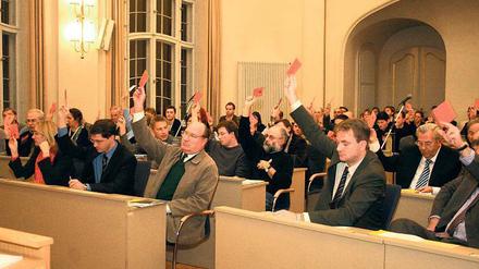 Potsdams Stadtparlament hat viel zu entscheiden, wie hier bei einer Abstimmung über den Bau des Stadtschlosses 2006. Seit 1990 sind die Stadtverordneten frei gewählt.