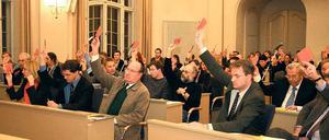 Potsdams Stadtparlament hat viel zu entscheiden, wie hier bei einer Abstimmung über den Bau des Stadtschlosses 2006. Seit 1990 sind die Stadtverordneten frei gewählt.