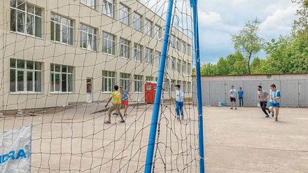 Bolzen vor dem neuen Haus. Insgesamt 137 Flüchtlinge können im zweiten Wohnhaus im Asylbewerberheim untergebracht werden. Die Außenanlage soll künftig mit einem Spielplatz und Aufenthaltsmöglichkeiten aufgewertet werden.
