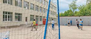 Bolzen vor dem neuen Haus. Insgesamt 137 Flüchtlinge können im zweiten Wohnhaus im Asylbewerberheim untergebracht werden. Die Außenanlage soll künftig mit einem Spielplatz und Aufenthaltsmöglichkeiten aufgewertet werden.