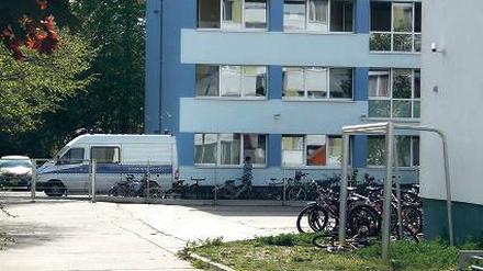 Die Kriminalpolizei ermittelte am Dienstag nach der Tat im Flüchtlingsheim.