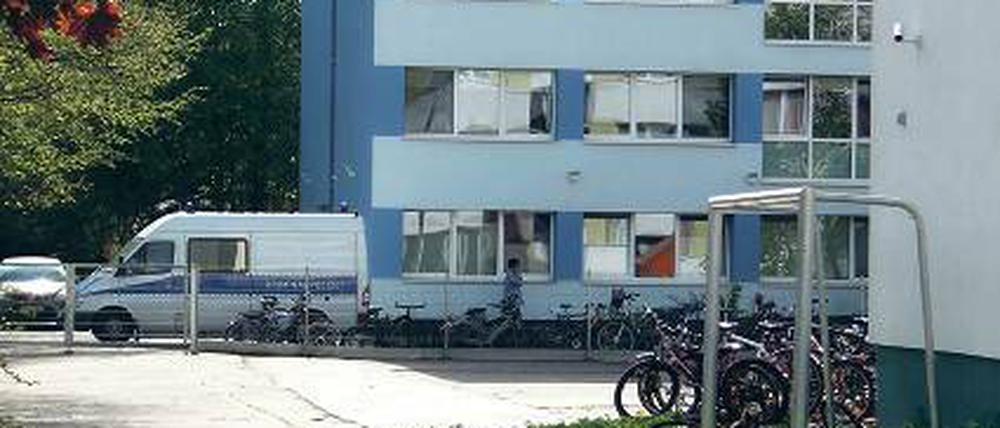 Die Kriminalpolizei ermittelte am Dienstag nach der Tat im Flüchtlingsheim.