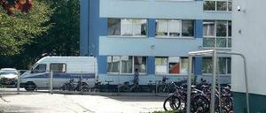 Die Kriminalpolizei ermittelte am Dienstag nach der Tat im Flüchtlingsheim.