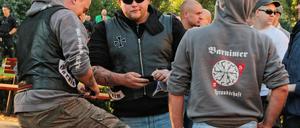 Mitglieder der "Barnimer Freunschaft" tragen Kutten mit eigenen Logos und Schriftzügen.