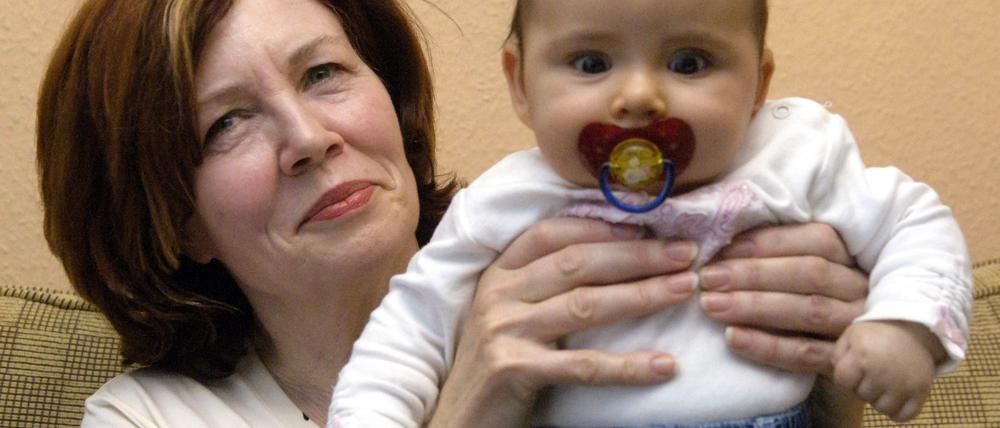 Die damals 55-jährige Annegret R. mit ihrer Tochter Lelia, sie ist das 13. Kind der Lehrerin und kam im Sommer 2005 auf die Welt.