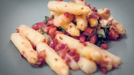 Gebratener Spargel mit Schinkenwürfeln.