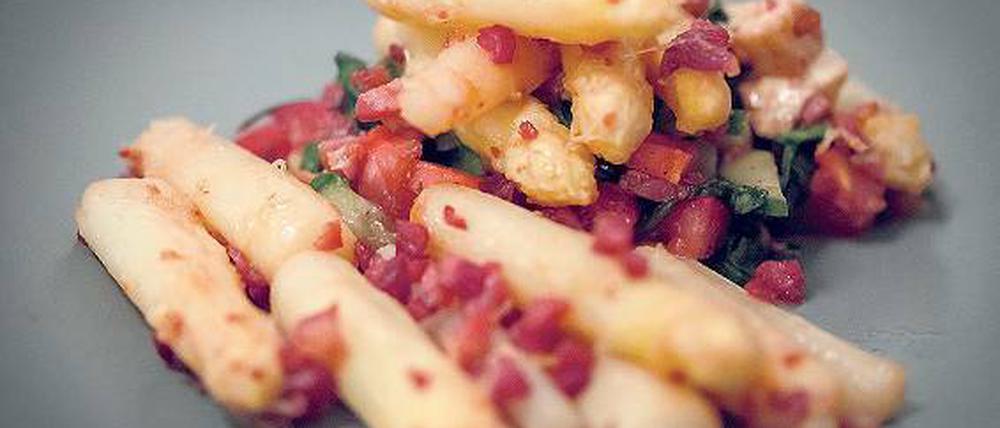 Gebratener Spargel mit Schinkenwürfeln.