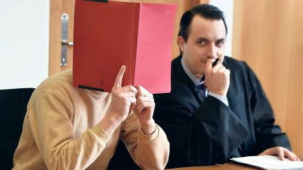 Blieb nicht unerkannt. Björn K. mit seinem Anwalt Torsten Hildebrandt im Amtsgericht.