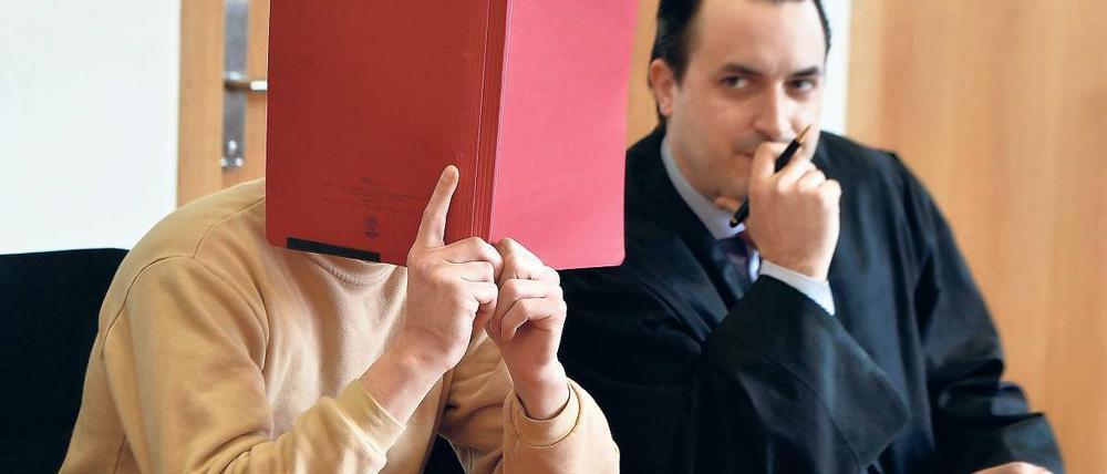 Blieb nicht unerkannt. Björn K. mit seinem Anwalt Torsten Hildebrandt im Amtsgericht.