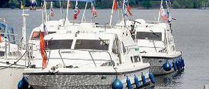 Wellen geschlagen. Die Hausboote mit den Flaggen waren am Vortag auch schon am Reichstagsufer.