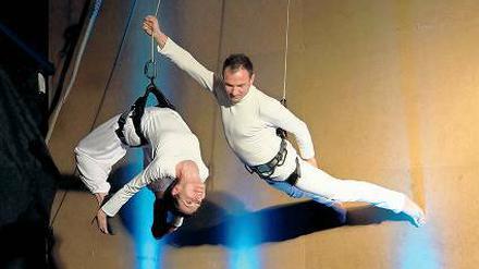 Über den Dingen. Artisten des Ensembles schweben beim Lufttanz.