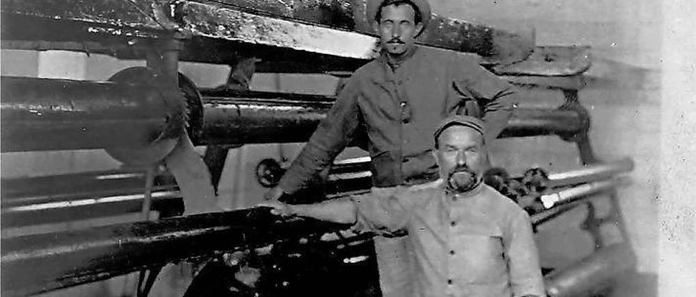 Hilfe vor Ort. Richard Schäfer (hinten) in Urfa vor einer Teppichschermaschine, deren Transport aus Deutschland zu den Armeniern er organisierte.