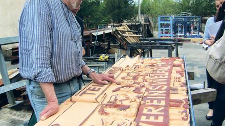 Vertafelt. Künstler Lutz Brand enwarf mit Thekla Furch die Tontafeln.
