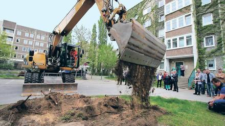 Anbaggern. In Drewitz begann der Bau für den 2. Teil des „Grünen Kreuzes“.