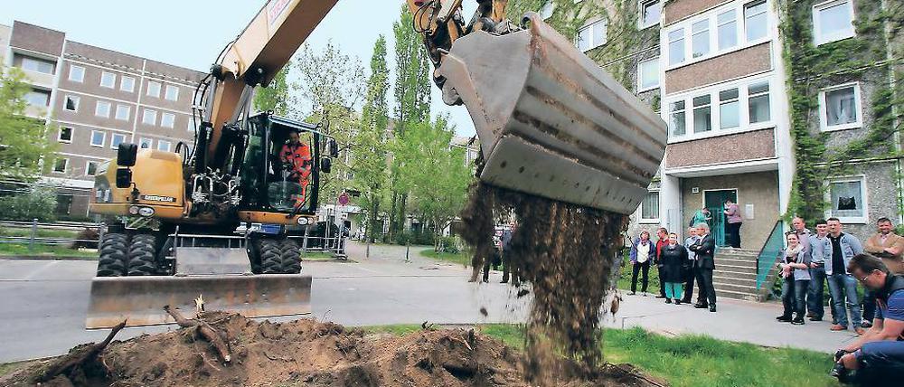 Anbaggern. In Drewitz begann der Bau für den 2. Teil des „Grünen Kreuzes“.