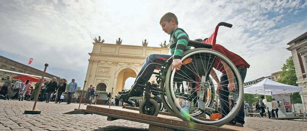 Balanceakt. Auf dem Straßenfest vor dem Brandenburger Tor kamen am gestrigen Dienstag Menschen mit und ohne Behinderung zusammen und lernten voneinander. Wie man mit dem Rollstuhl Hürden überwindet, zum Beispiel.