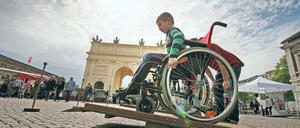 Balanceakt. Auf dem Straßenfest vor dem Brandenburger Tor kamen am gestrigen Dienstag Menschen mit und ohne Behinderung zusammen und lernten voneinander. Wie man mit dem Rollstuhl Hürden überwindet, zum Beispiel.