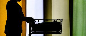 Die Geburtenstation in Bad Belzig schließt offenbar doch nicht. Das Bergmann-Klinikum hält dennoch an einer Schließung fest.