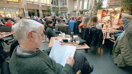 Gut besucht. Zahlreiche Besucher kamen am Dienstagabend zur Auftaktveranstaltung des neuen Talkformats „Havelsounds“ in die Wilhelmgalerie. Für Unterhaltung sorgten unter anderem Musik von Helge Sauer und drei Potsdamer Gäste in Plauderlaune.