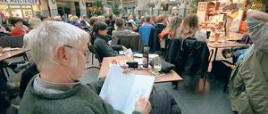 Gut besucht. Zahlreiche Besucher kamen am Dienstagabend zur Auftaktveranstaltung des neuen Talkformats „Havelsounds“ in die Wilhelmgalerie. Für Unterhaltung sorgten unter anderem Musik von Helge Sauer und drei Potsdamer Gäste in Plauderlaune.