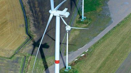 Zwerg und Riese. In einem Windpark bei Husum stehen 200-Meter-Windräder der neuen Generation neben älteren Modellen.