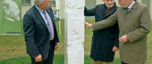 Ein Lebensweg mit Brüchen. Bildhauer Roland Stelter und OB Jann Jakobs enthüllen vor dem Lepsiushaus die neue Stele zum Gedenken an Johannes Lepsius. Links der armenische Botschafter Ashot Smbatyan.