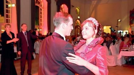 Tänzchen mit dem Kronprinzen. Tamara Thierschmann und Werders 1. Beigeordneter Christian Große beim Eröffnungstanz des Blütenballs.