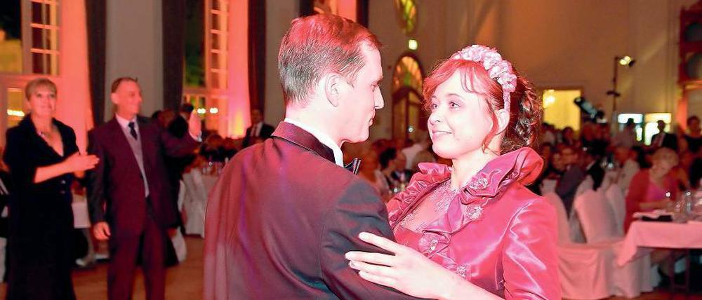 Tänzchen mit dem Kronprinzen. Tamara Thierschmann und Werders 1. Beigeordneter Christian Große beim Eröffnungstanz des Blütenballs.