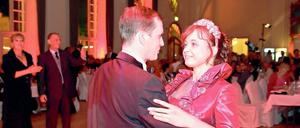 Tänzchen mit dem Kronprinzen. Tamara Thierschmann und Werders 1. Beigeordneter Christian Große beim Eröffnungstanz des Blütenballs.