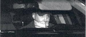 Mit diesem Blitzerfoto fahndet die Polizei nach einem Autodieb.