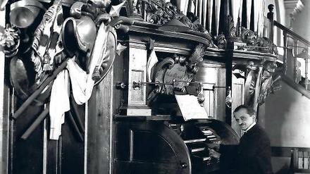 Lieblingsinstrument Orgel. 35 Jahre lang bediente der „Königliche Professor“ Becker die Orgel und das Carillon in der Garnisonkirche, die durch ihn zu einem wichtigen Ort der Kirchenmusik wurde. Bis 1933 war er auch Organist in der Potsdamer Synagoge.