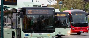 Busse am 28. April auf dem Bahnhofsplatz in Frankfurt (Oder): Hier wurde der Streik am frühen Dienstagmorgen überraschend abgesagt.