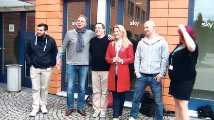 Prominenter Besuch. Sky-Sportmoderatoren zu Gast im Service-Center.