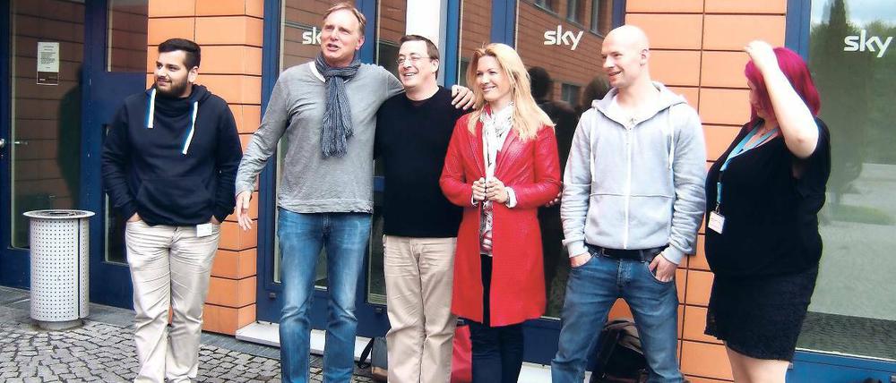 Prominenter Besuch. Sky-Sportmoderatoren zu Gast im Service-Center.