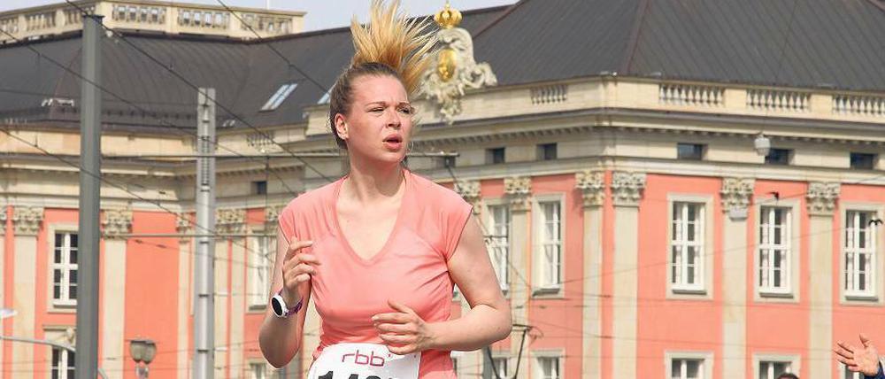 Laufen vor könglicher Kulissse. Das Stadtschloss markiert einen Streckenabschnitt des Potsdamer Drittelmarathons.