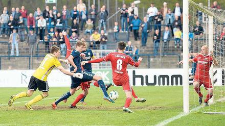 Der Funke Hoffnung. Laurin von Piechowski trifft zum 1:2.