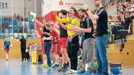 Spaß trotz Niederlage. Die VfL-Bank mit Coach Jens Deffke (r.) bejubelt den Treffer von Potsdams Torwart Matthias Frank von dessen in den gegnerischen Kasten.