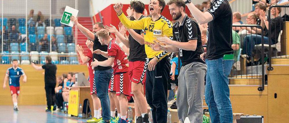 Spaß trotz Niederlage. Die VfL-Bank mit Coach Jens Deffke (r.) bejubelt den Treffer von Potsdams Torwart Matthias Frank von dessen in den gegnerischen Kasten.