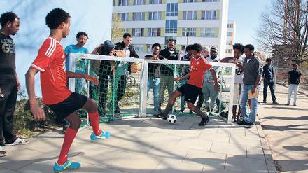 Spaß am Spiel. Von den 240 Flüchtlingen in Teltow stammen die meisten aus afrikanischen Ländern, in denen Fußball alltäglich auf der Straße gespielt wird. Der Teltower Fußballverein schenkte ihnen zwei Bälle, der Landessportbund zwei transportable Tore. Einen Platz, wo sie trainieren können, gibt es nicht.