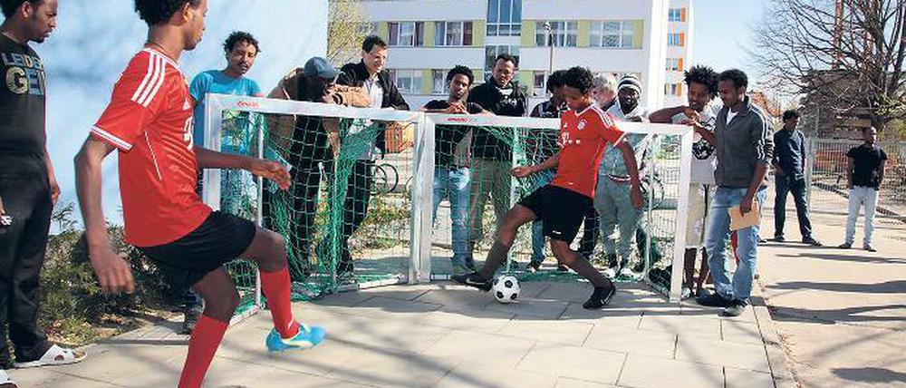 Spaß am Spiel. Von den 240 Flüchtlingen in Teltow stammen die meisten aus afrikanischen Ländern, in denen Fußball alltäglich auf der Straße gespielt wird. Der Teltower Fußballverein schenkte ihnen zwei Bälle, der Landessportbund zwei transportable Tore. Einen Platz, wo sie trainieren können, gibt es nicht.