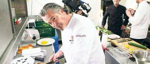 Einsatz am Herd. Die RTL-II-Kochprofis Frank Oehler (vorn) und Nils Egtermeyer (rechts) präsentieren „Four Reasons“-Koch Roland Mühmer frische Ideen fürs Lokal.